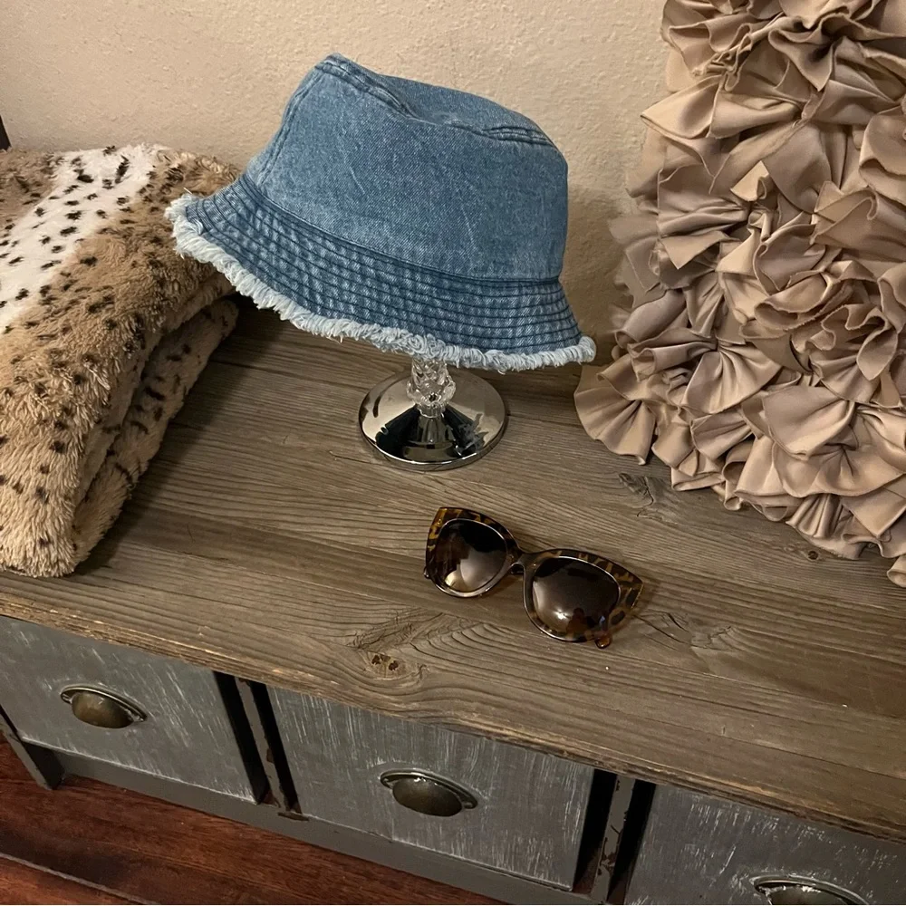 Thomas James Women’s Tortoise Print Frame Sun Glasses & Denim Fringe Bucket Hat